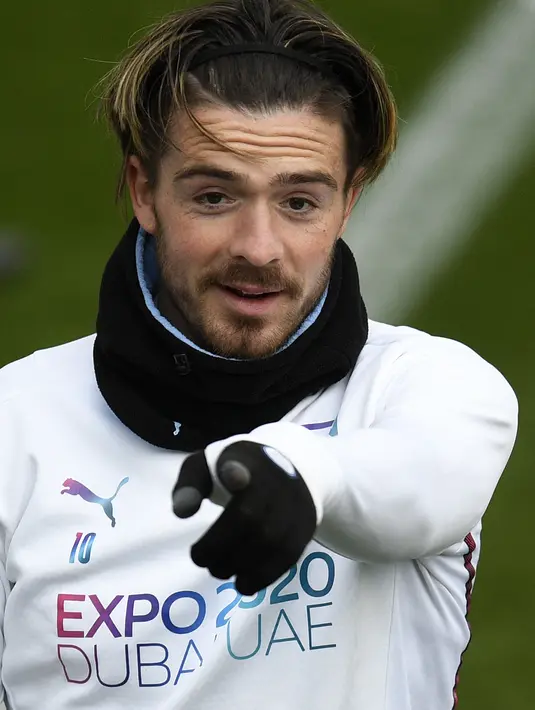 Gelandang Manchester City, Jack Grealish menghadiri sesi latihan tim di City Football Academy di Manchester, barat laut Inggris (8/3/2022). City akan bertanding melawan Sporting CP pada babak 16 besar Liga Champions. (AFP/Oli Scarff)