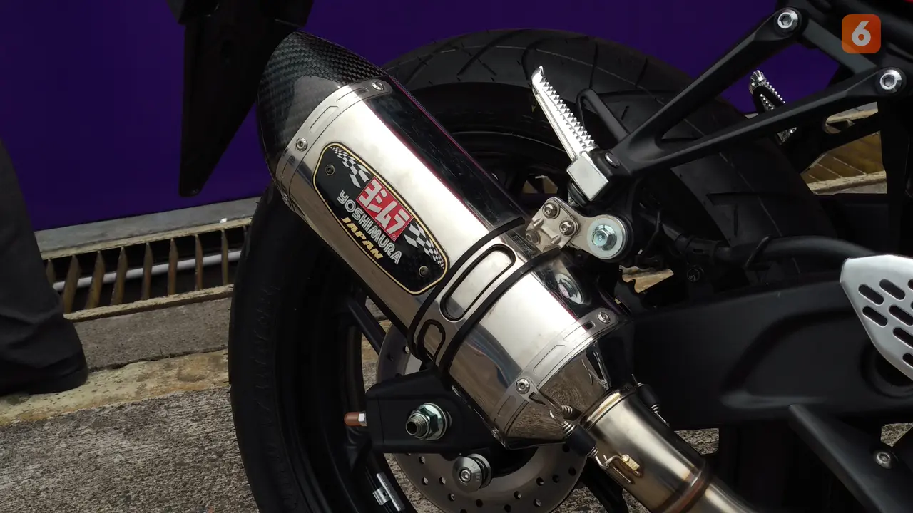 Yamaha R25 dengan aksesori resmi