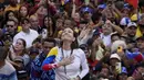 Pemimpin oposisi Venezuela, Maria Corina Machado saat berpidato di hadapan para pendukungnya dalam sebuah aksi protes menentang Presiden Nicolas Maduro di Caracas, Venezuela, 9 Januari 2025, sehari sebelum upacara pelantikan Maduro untuk masa jabatan ketiga. (AP Photo/Ariana Cubillos)