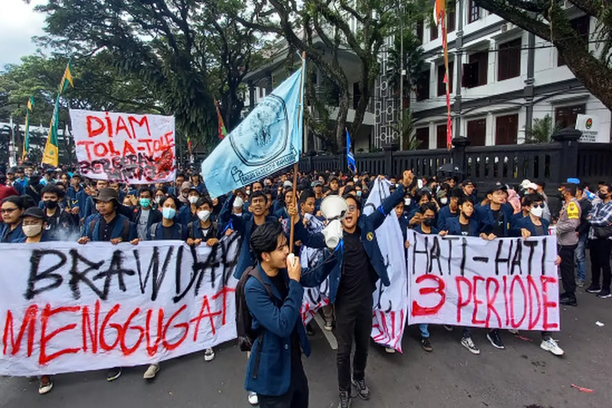 Ribuan Mahasiswa Tumplek di Tugu Malang Tolak Penundaan Pemilu