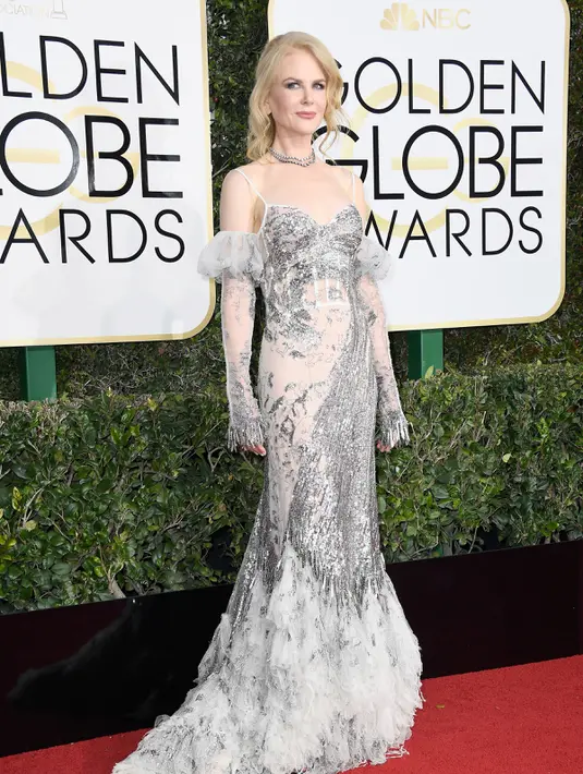 Nicole Kidman berpose di karpet merah saat menghadiri Golden Globe Awards 2017 di Beverly Hilton, Beverly Hills, California, AS (8/1). Dengan balutan gaun transparan Nicole Kidman terlihat seksi dan cantik. (Frazer Harrison/Getty Images/AFP)