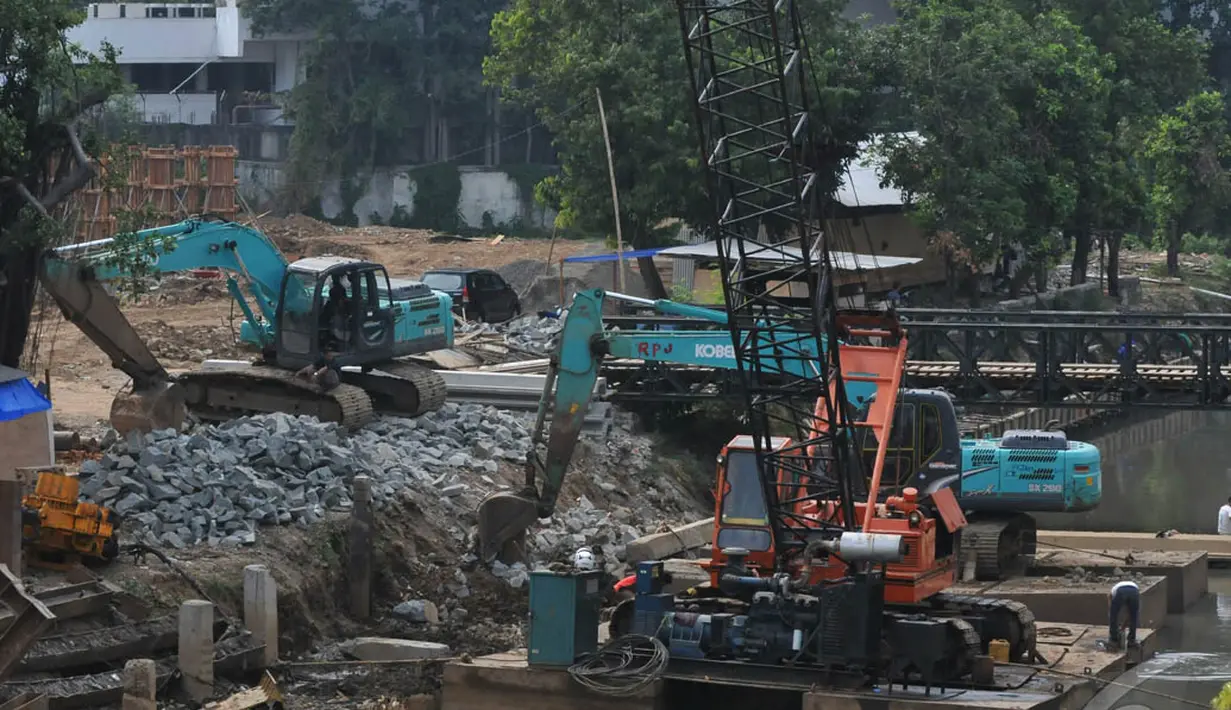 Pemasangan Turap Kali Ciliwung menjadi prioritas Pemprov DKI Jakarta, Kamis (4/9/2014) (Liputan6.com/Johan Tallo)