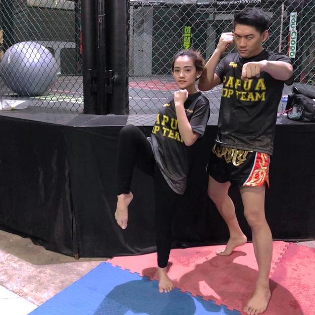 6 Momen Kompak Ifan Seventeen dan Citra Monica Pakai Baju Couple, Serasi