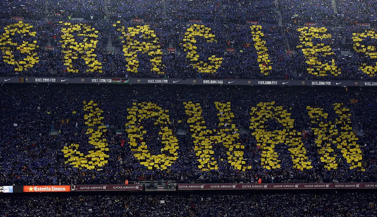 Penghormatan terhadap Johan Cruyff oleh suporter Barcelona pada laga La Liga Spanyol antara Barcelona melawan Real Madrid di Stadion Camp Nou, Barcelona, Minggu (3/4/2016) dini hari WIB. (AFP/Pau Barrena)