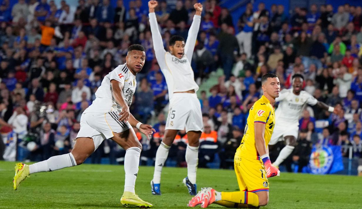 Pemain Real Madrid, Kylian Mbappe, melakukan selebrasi setelah mencetak gol ke gawang Getafe pada laga Liga Spanyol di Estadio Coliseum. (AP Photo/Manu Fernandez)
