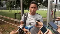 Asisten pelatih Timnas Indonesia U-23, Bima Sakti, setelah latihan di Lapangan ABC, Senayan, Jakarta, Sabtu (11/8/2018). (Bola.com/Benediktus Gerendo Pradigdo)