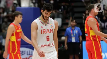 Pemain timnas basket Iran, Mohammad Amini (tengah) usai berhadapan dengan Spanyol pada penyisihan Grup G FIBA World Cup 2023 di Indonesia Arena, Gelora Bung Karno, Jakarta, Rabu (30/8/2023). Iran kalah 65-85 dari Spanyol. (Liputan6.com/Helmi Fithriansyah)