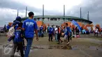 Suporter Arema FC berjalan menuju Stadion Pakansari, Kab Bogor untuk menyaksikan laga final Piala Presiden 2017, Sabtu (12/3). Di final, Arema FC dan PBFC akan berlaga memperebutkan gelar juara Piala Presiden 2017. (Liputan6.com/Helmi Fithriansyah) 