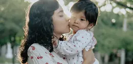 ilustrasi ibu dan anak/Photo by César Abner Martínez Aguilar on Unsplash