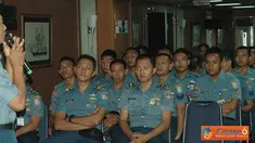 Citizen6, Jakarta: Prajurit KRI Kolinlamil mendapatkan pencerahan hukum dari Diskum Kolinlamil, Mayor Laut (KH) Teguh Sudianto di atas geladak KRI Tanjung Nusanive - 973 Tanjung Priok, Jakarta, Kamis, (26/7). (Pengirim: Kadispen Kolinlamil).
