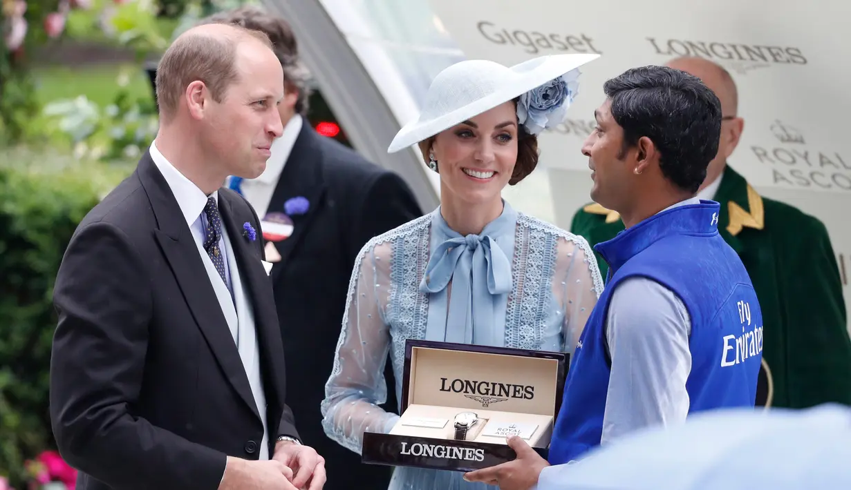 Duchess of Cambridge Kate Middleton bersama suaminya Duke of Cambridge Pangeran William menyerahkan trofi kepada pemenang saat menghadiri ajang pacuan kuda Royal Ascot di Ascot, Inggris, Selasa (18/6/2019). (AP Photo/Alastair Hibah)