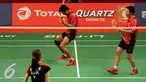 Ganda campuran Indonesia, Tontowi/Liliyana bersorak usai menumbangkan Ko Sung Hyun/Kim Ha Na di Total BWF World Championships 2015 di Istora Senayan, Jakarta, Jumat (14/8/2015). Tontowi/Liliyana unggul 21-8. 21-15. (Liputan6.com/Helmi Fithriansyah)