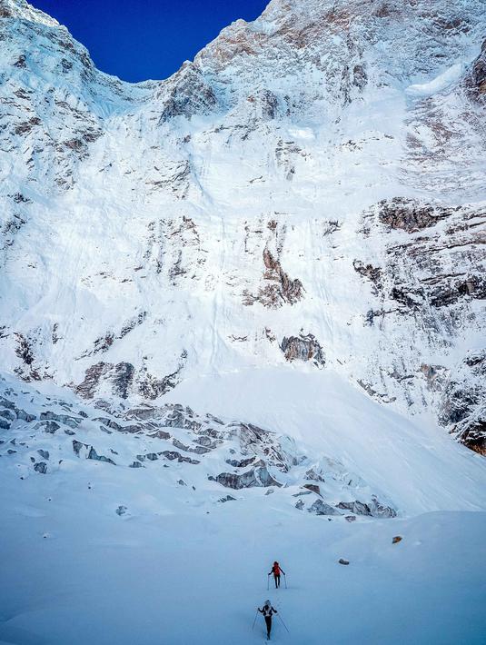 Mereka mendaki dengan gaya alpine style. Dengan menerapkan mode pendakian alpine style berarti mereka membawa semua perlengkapan sendiri dan tidak menggunakan tali yang sudah terpasang. Dalam foto yang diambil pada 12 Oktober 2025 ini, pendaki gunung Prancis Benjamin Vedrines dan Nicolas Jean menuju puncak Jannu East, pendakian pertama ke puncak setinggi 7.468 meter di Nepal timur. (Quentin DEGRENNE/AFP)