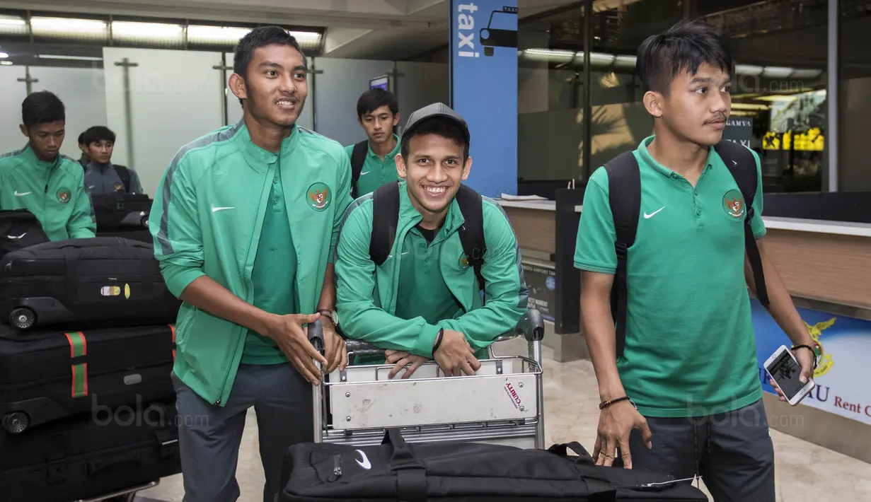 Gelandang Timnas Indonesia U-19, Egy Maulana Vikri, tersenyum saat tiba di Bandara Soetta, Tangerang, Rabu (20/9/2017). Timnas U-19 kembali ke tanah air setelah berhasil meraih peringkat ketiga Piala AFF U-18. (Bola.com/Vitalis Yogi Trisna)