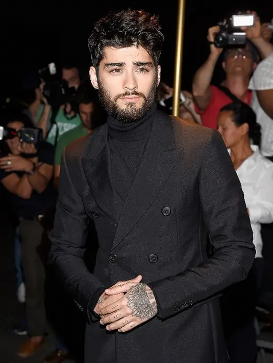 Terasa memilukan memang. Namun Zayn Malik tak merasa sedih yang berlarut. Pasalnya ia juga telah mendapat kemenangan dalam kategori Best Solo Breakout Award. (AFP/Bintang.com)
