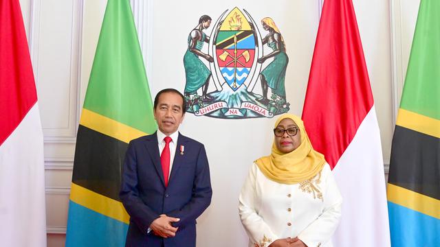 Presiden Joko Widodo atau Jokowi melakukan pertemuan dengan Presiden Republik Persatuan Tanzania Samia Suluhu Hassan du Dar Es Salaam State House, Tanzania.