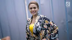 Nikita Mirzani berpose saat difoto awak media di kawasan Jakarta, Selasa (27/3). Nikita Mirzani saat ini diketahui tengah menjalin hubungan asmara dengan seorang pria bernama Dipo Latief. (Liputan6.com/Faizal Fanani)