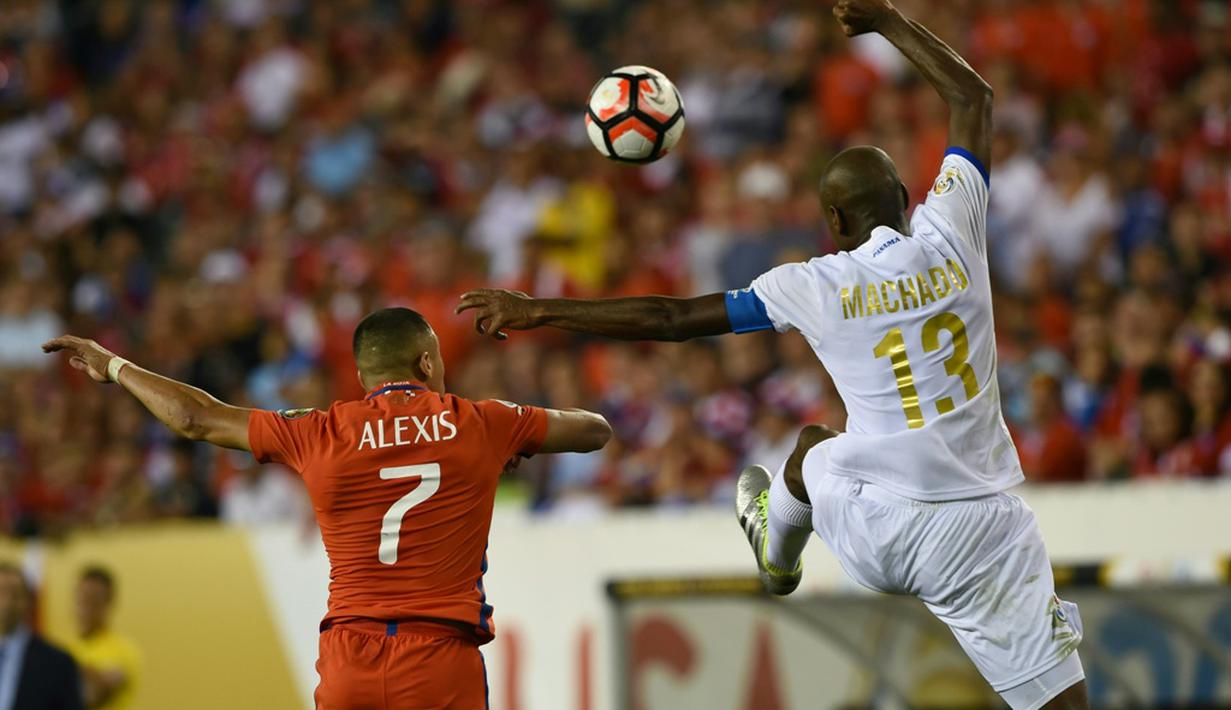 Pemain Cile, Alexis Sanchez (kiri), duel dengan pemain Panama, Adolfo Machado, dalam laga Grup D Copa America Centenario 2016 di Stadion Lincoln Financial Field, Philadelphia, AS, (15/6/2016). (AFP/Don Emmert)