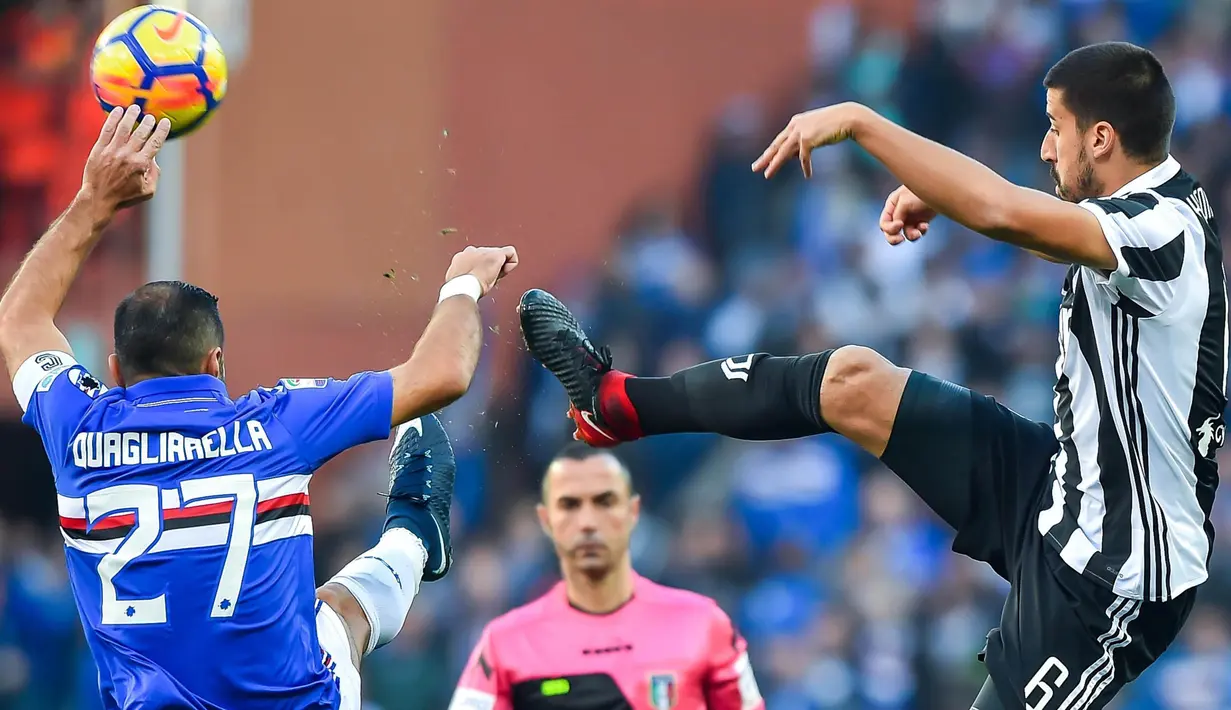 Gelandang Juventus, Sami Khedira, berebut bola dengan striker Sampdoria, Fabio Quagliarella, pada laga Serie A Italia di Stadion Luigi Ferraris, Genoa, Minggu (19/11/2017). Sampdoria menang 3-2 atas Juventus. (AP/Simone Arveda)