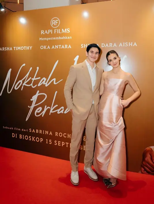 Ditemani Vino G Bastian membuat Marsha Timothy makin percaya diri. Mengunggah foto berdua di karpet merah pada 9 September 2022, ibu satu anak ini menulis pesan manis di medsos. “Terima kasih untuk selalu menemaniku, L. Menghadiri gala premiere Noktah Merah Perkawinan semalam,” cuit Marsha Timoty dalam bahasa Inggris. Swee banget, ya! (Foto: Dok. Instagram @marshatimothy)