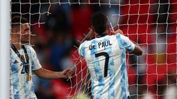 Pemain Argentina, Rodrigo De Paul (kanan) dan Giovani Lo Celso memotong jaring gawang setelah memenangkan laga Finalissima melawan Italia dengan skor 3-0 di Stadion Wembley, Kamis (02/06/2022) dini hari WIB. Gol La Albiceleste masing-masing dicetak oleh Lautaro Martinez (28'), Angel Di Maria (45+1'), dan Paulo Dybala (90+4'). (AFP/Adrian Dennis)