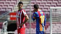 Striker Atletico Madrid, Luis Suarez, berbincang dengan striker Barcelona, Lionel Messi, pada laga Liga Spanyol di Stadion Camp Nou, Sabtu (8/5/2021). Kedua tim bermain imbang 0-0. (APJoan Monfort)