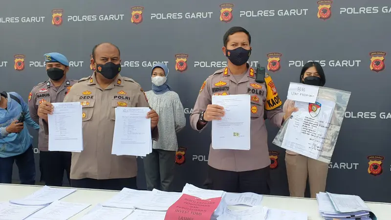 Kapolres Garut AKBP Wirdhanto Hadicaksono menunjukan barang bukti dalam rilis pengungkapan perkara investasi bodong di Garut, Jawa Barat beberapa waktu lalu. (Liputan6.com/Jayadi Supriadin)