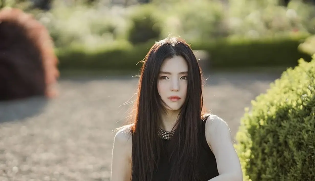 Han So Hee memakai Dior Forever Skin Glow 24H Radiant Foundation #0N dan Dior Forever Skin Glow Cushion #0N untuk kulit wajah. Untuk mata, ia memakai Diorshow 5 Couleurs #823 Rosa Mutabilis. Untuk pipi, ia memakai Dior Rouge Blush #212 Tutu, sedangkan untuk bibir, Han So Hee memilih Rouge Dior #458 Paris yang memiliki tampilan akhir satin. [Foto: Instagram/adoring_sohee]