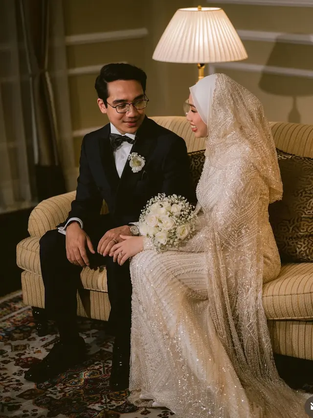 Gaun pernikahan menantu Siti Nurhaliza saat menikah. [@_azizulazman]