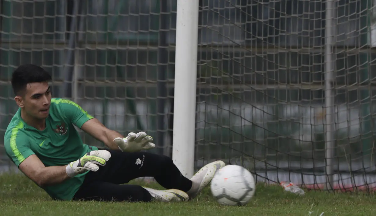 Kiper Timnas Indonesia U-22, Nadeo Argawinata, menangkap bola saat latihan di Lapangan ABC, Jakarta, Senin (14/1). Latihan ini merupakan persiapan jelang Piala AFF U-22. (Bola.com/Vitalis Yogi Trisna)