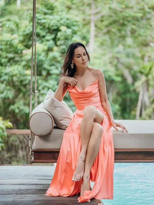 <p>Melengkapi pesona Sophia Latjuba yang makin memikat, latar belakang berupa alam cantik kian memanjakan mata. (FOTO: instagram.com/sophia_latjuba88/)</p>