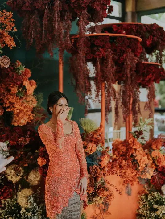 Cantiknya Adinda Thomas di momen lamaran. Ia memilih kebaya merah dan padu padan wastra yang serasi untuk tampil di hari spesialnya. [Foto: Instagram/adindathomas]