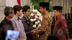 Presiden Jokowi (kedua kanan) dan Wapres Jusuf Kalla (kanan) memberikan ucapan duka cita kepada kedua anak dari Dubes RI untuk Pakistan, Burhan Muhammad di Gedung Pancasila, Kemenlu, Jakarta, Selasa (19/5/2015). (Liputan6.com/Faizal Fanani)   