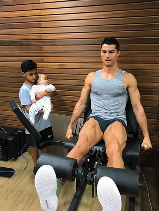 Sebelum lahir anak perempuannya, Georgina Rodriguez dan Cristiano Ronaldo memang telah dikaruniai sepasang anak kembar dengan menggunakan jasa ibu pengganti.  (Instagram/cristiano)