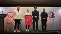 Penyerang Timnas Indonesia Putri, Zahra Musdalifah, diperkenalkan sebagai pemain baru klub Jepang, Cerezo Osaka Yanmar Ladies, di Jakarta, Selasa (4/7/2023). (Bola.com/Dok. J.League)