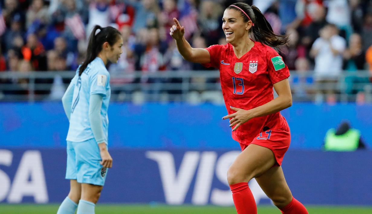 Striker Amerika Serikat, Alex Morgan, merayakan gol yang dicetaknya ke gawang Thailand pada laga Piala Dunia Wanita 2019 di Stadion Auguste-Delaune, Reims, Selasa (11/6). (AFP/Thomas Samson)