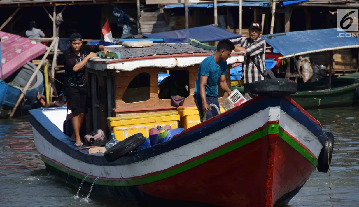 Nelayan mengisi air bersih ke dalam jiriken untuk dibawa dalam perahu di Jakarta Utara, Rabu (9/5). Sulitnya mendapatkan air bersih memaksa nelayan membelinya kepada pengepul dengan harga yang mahal. (Liputan6.com/Angga Yuniar)