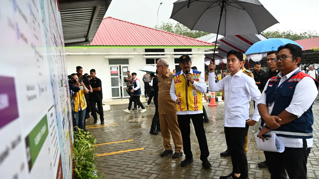 Wakil Presiden (Wapres) Gibran Rakabuming Raka meninjau kesiapan Jalan Tol Tanjung Pura di Gerbang Tol Tanjung Pura, Langkat, Sumatera Utara, Selasa (24/12/2024). (Istimewa)