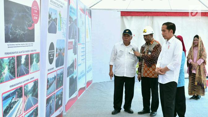 Presiden Joko Widodo bersama Ibu Negara Iriana Joko Widodo dan Menteri PU dan Perumahan Rakyat Basuki Hadimuljono saat peresmian pembangunan jalan tol Padang-Pekanbaru, Sumatra Barat, Jumat (9/2).  (Liputan6.com/Pool/Biro Setpres)