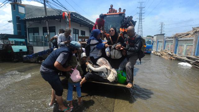 Banjir Rob Rendam Lima RT di Pesisir Jakarta Utara
