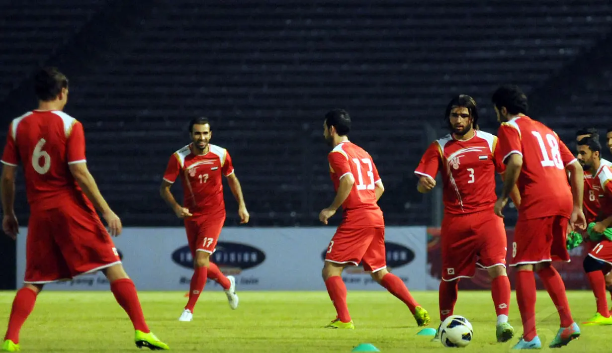 Sejumlah pemain timnas Suriah berlatih di Stadion GBK Jakarta, Jumat (14/11/2014). Timnas Suriah akan berlaga melawan Indonesia dalam laga persahabatan jelang AFF 2014. (Liputan6.com/Helmi Fithriansyah)