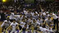 Pebasket Stapac Jakarta merayakan gelar juara usai mengalahkan Satria Muda Jakarta pada laga final IBL 2019  di C-Tra Arena, Bandung, Sabtu (23/3). Stapac menang 74-56 atas Satria Muda. (Bola.com/M Iqbal Ichsan)