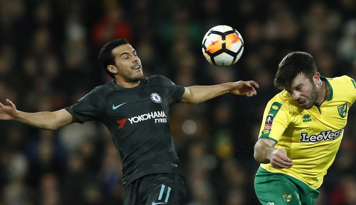 Duel pemain Norwich City, Grant Hanley (kanan) dan pemain Chelsea, Pedro (kiri) pada laga Piala FA di Carrow Road, Norwich, (6/1/2018). Chelsea bermain imbang 0-0 dengan Norwich. (AFP/Adrian Dennis)
