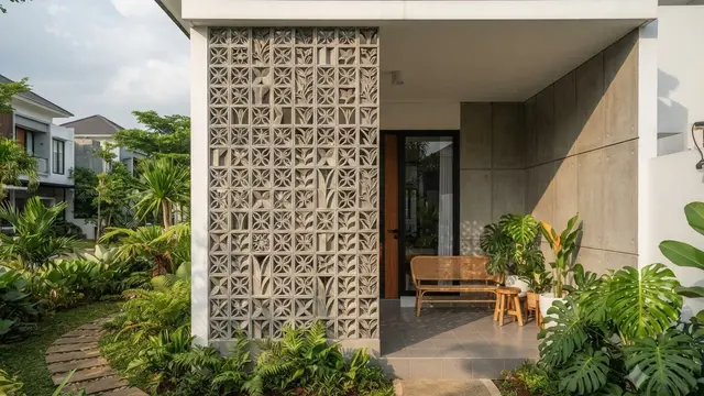 Model Teras Rumah dengan Roster Vertikal untuk Privasi Maksimal