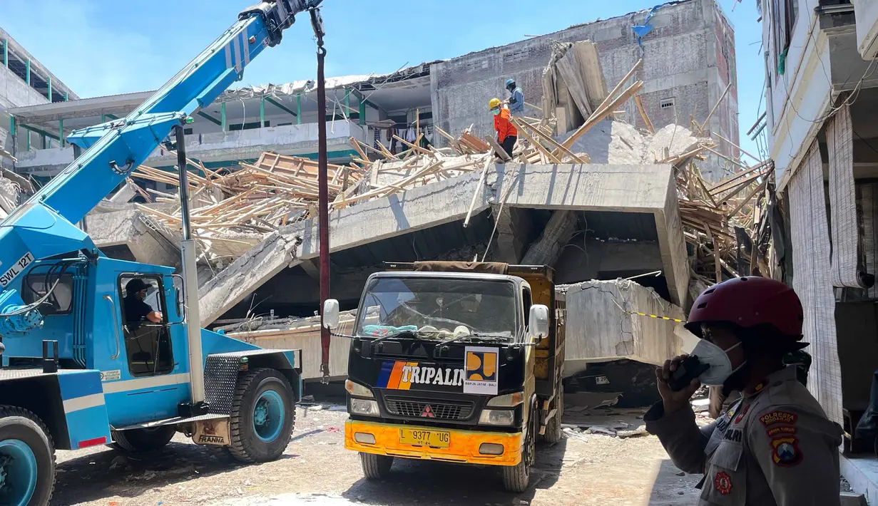 Penggunaan alat berat pun mulai dikerahkan untuk mempercepat proses evakuasi. (AP Photo/Trisnadi)