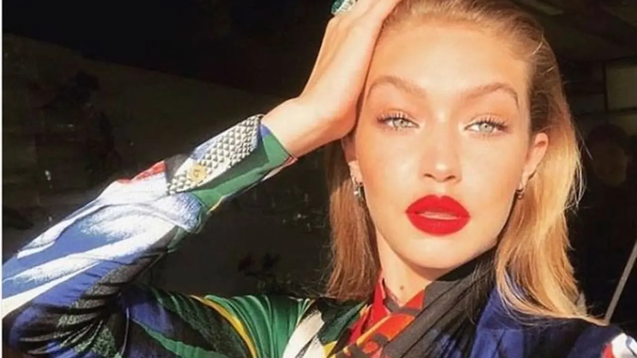 pose migrain yang sedang jadi tren (mirror/instagram @gigihadid)