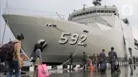 Pemudik bersiap memasuki KRI Banjarmasin di Mako Kolinlamil, Tanjung Priok, Jakarta, Selasa (18/4/2023). (Liputan6.com/Herman Zakharia)