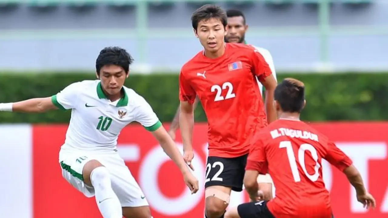 Gelandang Timnas Indonesia U-22, Septian David, beraksi pada laga melawan Mongolia, Jumat (21/7/2017). 
