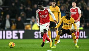 Winger Arsenal, Bukayo Saka, menyumbangkan satu gol saat timnya bermain imbang 2-2 kontra Wolverhampton Wanderers pada laga pekan ke-31 Premier League di Molineux Stadium, Kamis (19/02/2026) dini hari WIB. (AFP/Paul ELLIS)