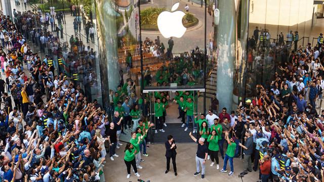 CEO Tim Cook secara langsung membuka Apple Store pertama di India (Apple)